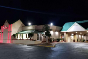Отель Ramada by Wyndham & Suites Warner Robins  Уорнер Робинс